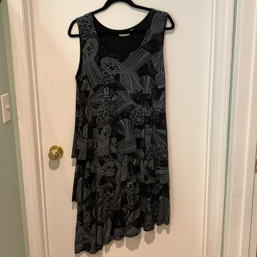 Icantoo midi sea shell themed blk/gray tiered sleeveless dress. Size M. VGUC.